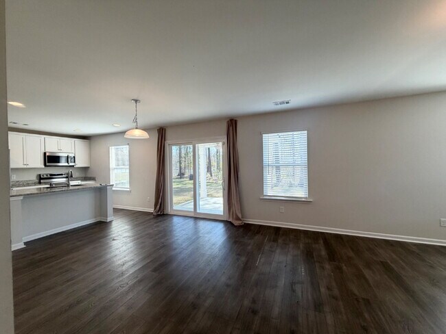 Building Photo - Four Bedroom Home in Heritage New Riverside!