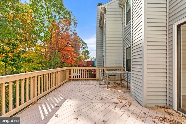 Building Photo - 8605 Western Oak Dr