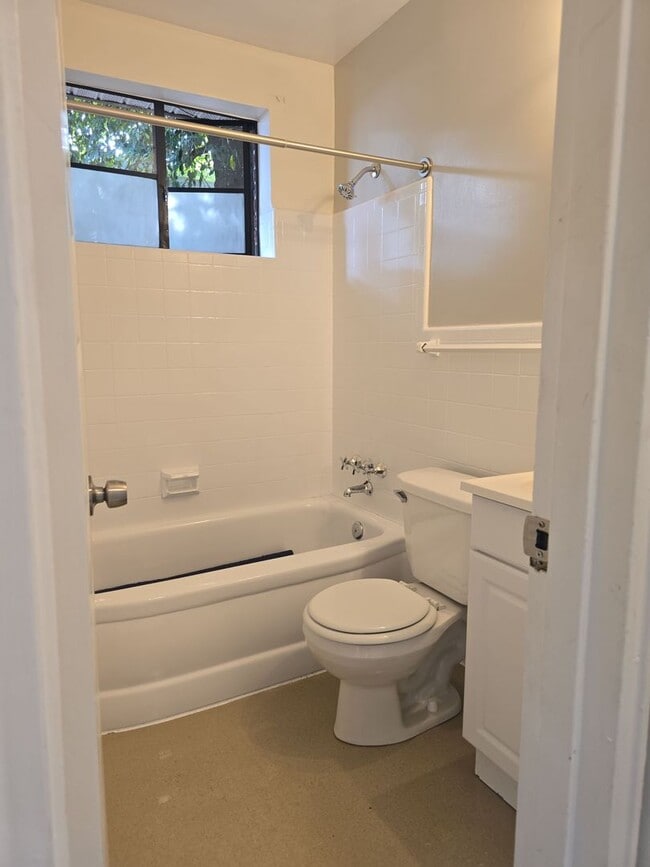 Building Photo - 2 Bedroom 1 bath off of Meeting st closed to the River District