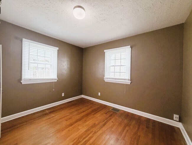 Building Photo - 217 Kewanna Dr