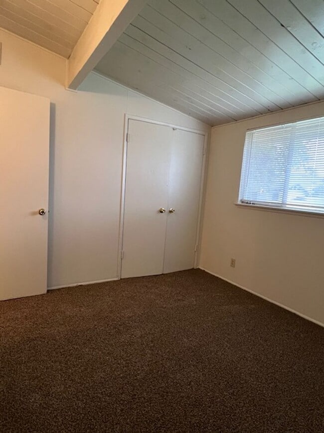 Building Photo - 22 Candy St