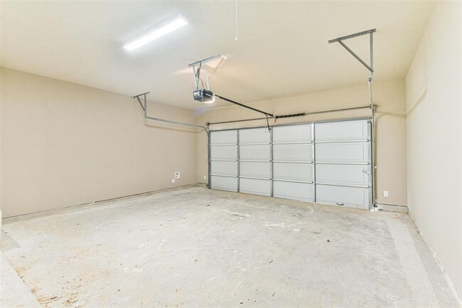 Building Photo - Modern 3-Bedroom Duplex with Granite Counters, Private Yard, and Prime Location