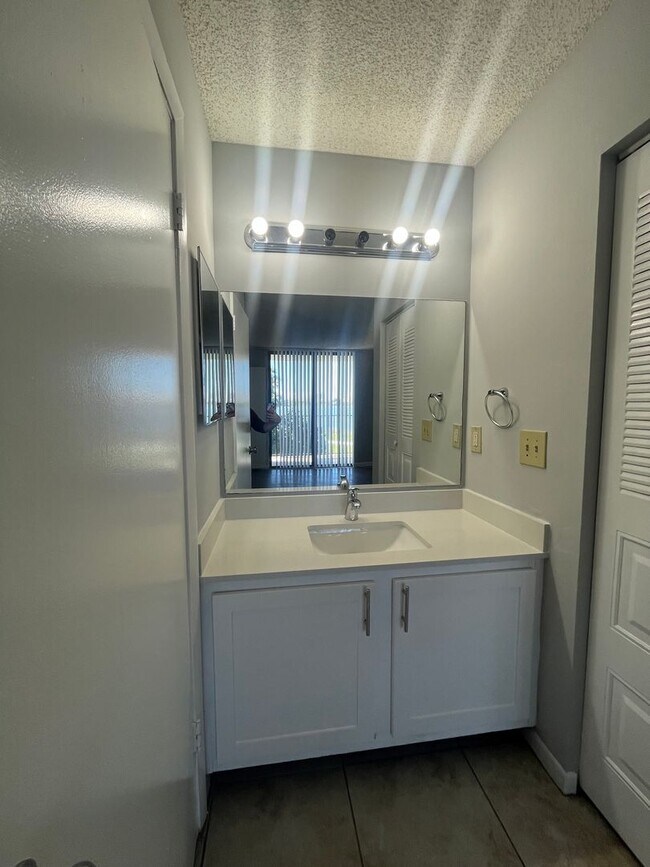 Building Photo - RENOVATED ONE BEDROOM ONE BATHROOM WITH LA...