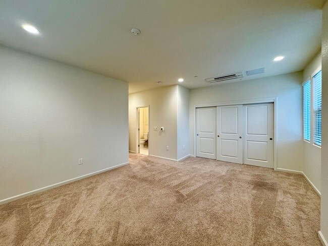 Building Photo - Spacious 2 Bedroom, 2 Bath Condo Both En-S...