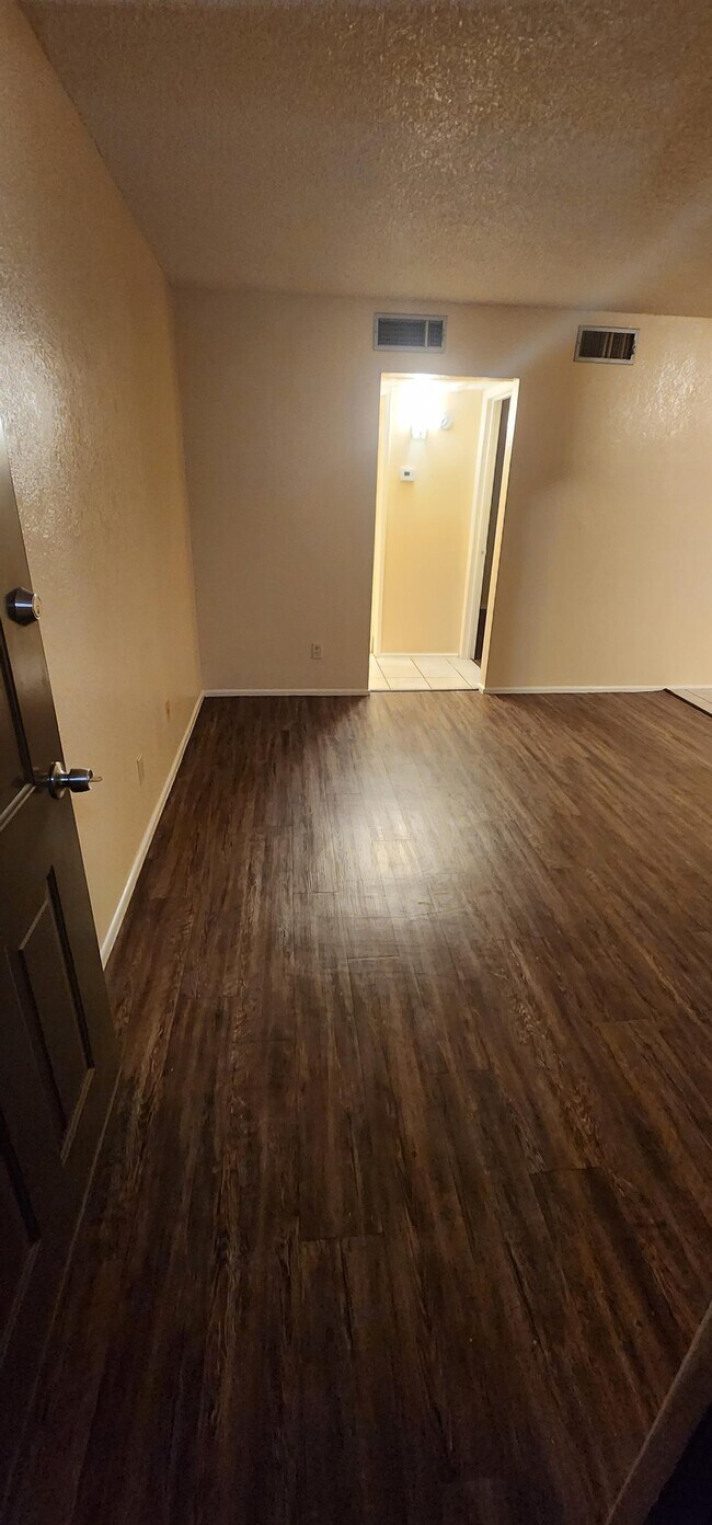 Building Photo - 2843 E 17th St