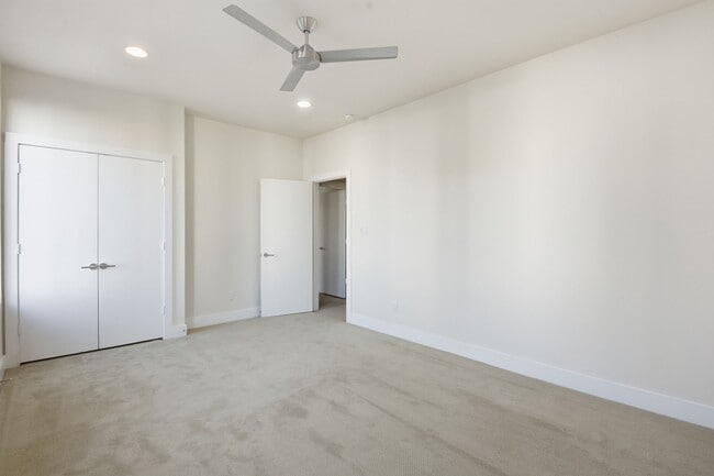 Building Photo - 5519 Paraiso Pl