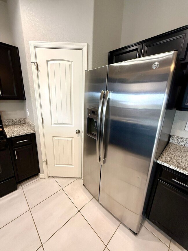 Building Photo - Stylish 3BR Home in Cerbat Vistas | Split Floor Plan, Covered Patio & 2-Car Garage!
