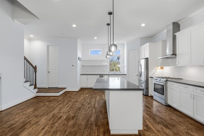 Building Photo - 2324 Camden Dr