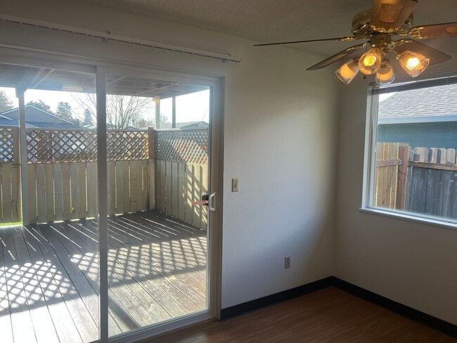 Building Photo - Open Concept: 3 Bed, 1.5 Bath Hidden Gem!