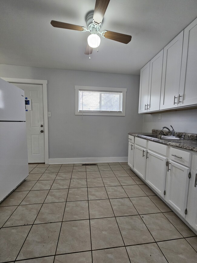 Building Photo - 2900 Central Dr