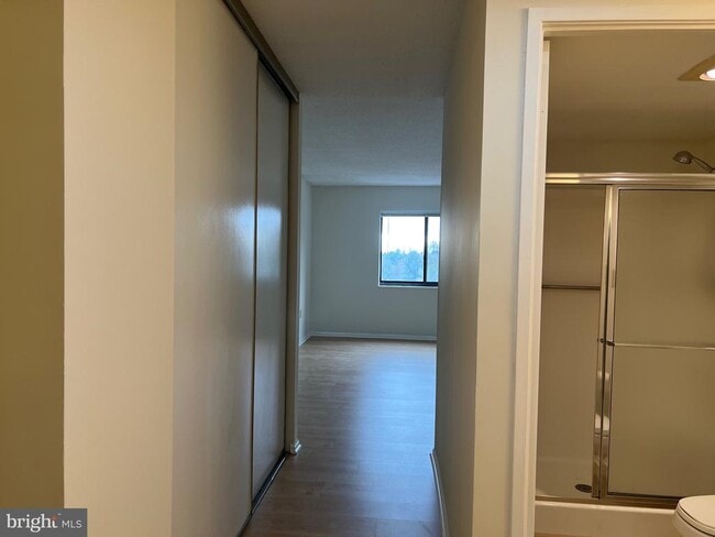 Building Photo - 15100 Interlachen Dr