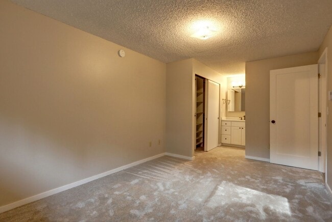 Building Photo - Large 2bd, 1.75ba Condo Available in Perfect Bellevue Location!