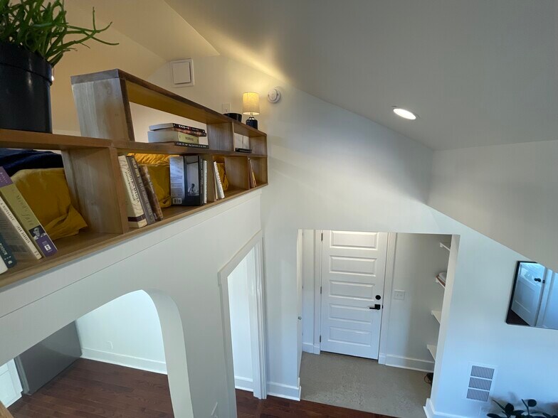 Building Photo - 129 Gordon Ter