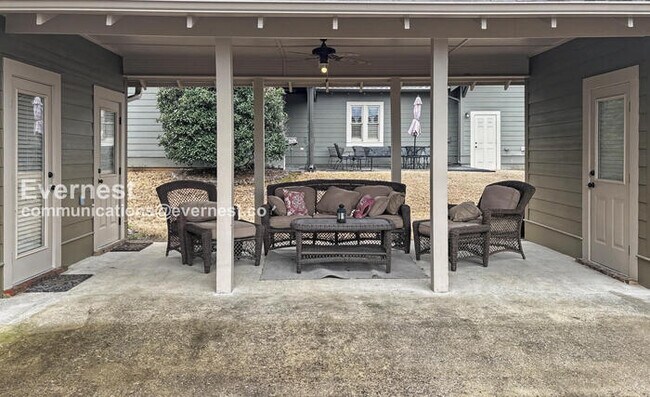 Building Photo - Home with Pool, Patio, and Fitness Center