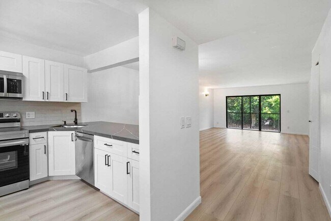Building Photo - 341 Lakeview Dr