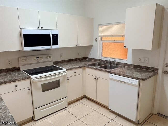 Building Photo - 3824 SW 8th Pl