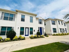 Building Photo - 2705 McCart Ave