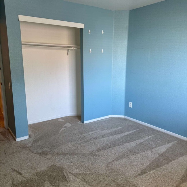 Building Photo - Great location near park and shopping