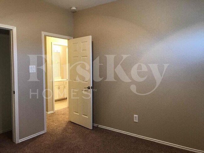 Building Photo - 2132 Montclair Ln