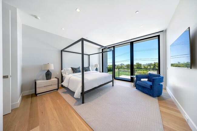 Building Photo - 345 Dune Rd