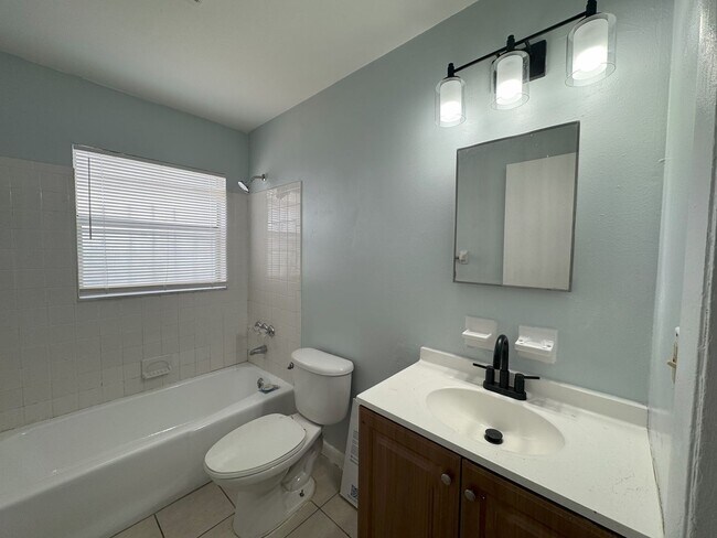 Building Photo - Charming Three Bedroom One Bathroom House ...