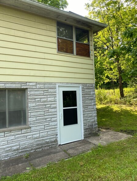 Building Photo - 204 Maple Ave