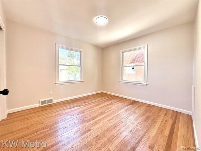 Building Photo - 2180 Vernier Rd