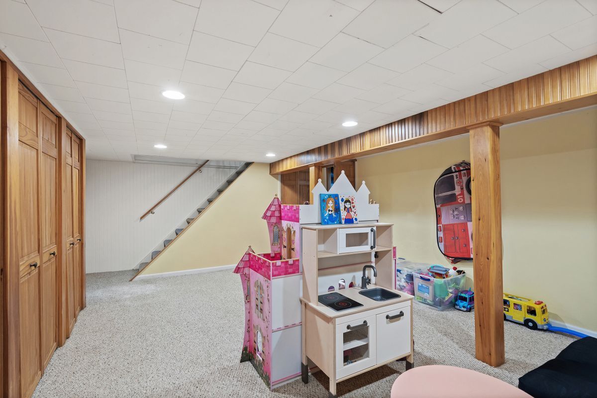 Building Photo - 24 Carl Sandburg Dr