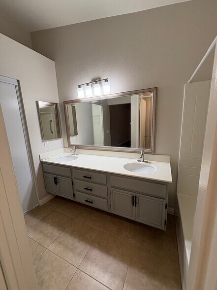 Building Photo - 29957 Oakbridge Dr