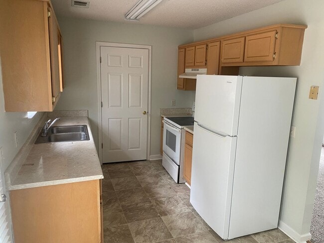 Building Photo - Quiet Neighborhood!