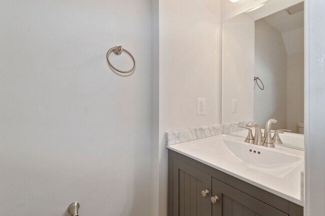 Building Photo - Recently Updated, 2 bed 2 1/2 Bath with Fe...