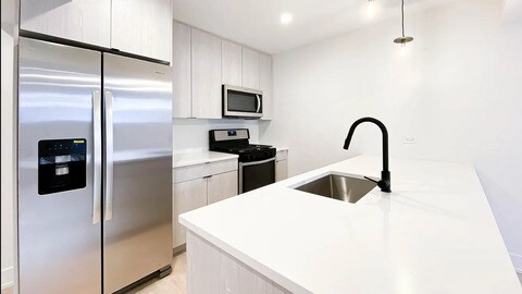 Building Photo - 1336 W Bryn Mawr Ave