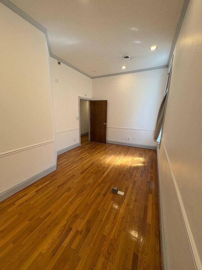 Building Photo - 110 W Summit Hill Dr SW