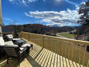 Building Photo - Candler - Two Bedroom updated apartment