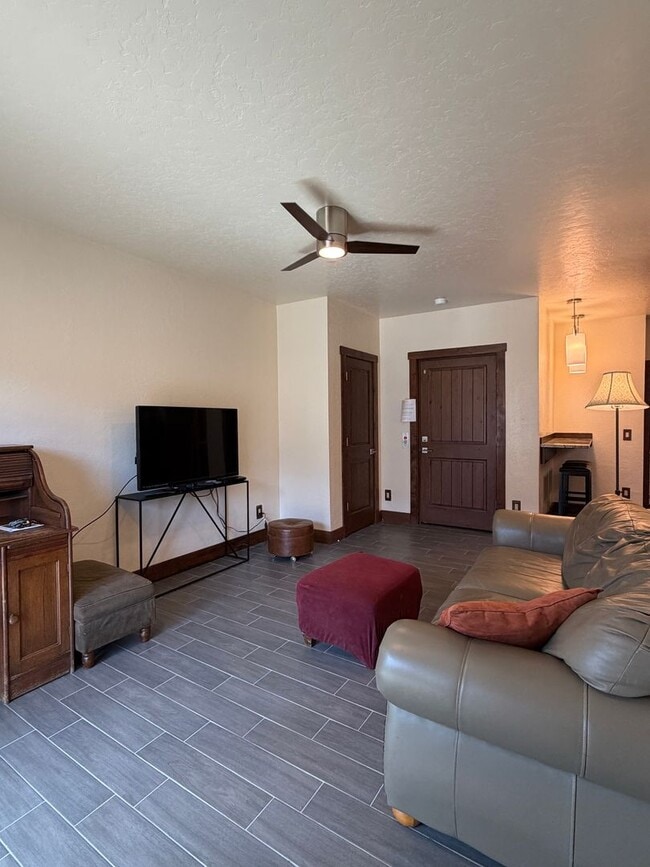 Building Photo - 1 Bedroom 1 Bath West Glenwood Apartment for Rent