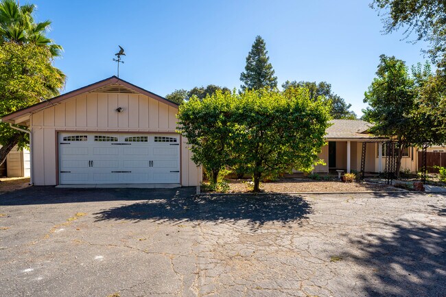 Building Photo - 190 Fairway Ln