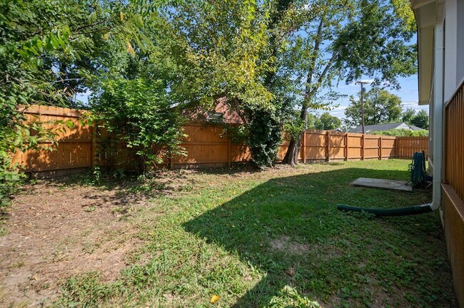 Building Photo - 2600 Aspen Dr