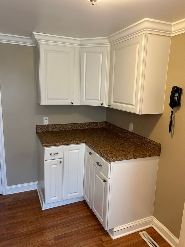 Building Photo - Modern Charm: 2 BR Home with Finished Basement, Pet Friendly, Assigned Parking, and Prime Location!