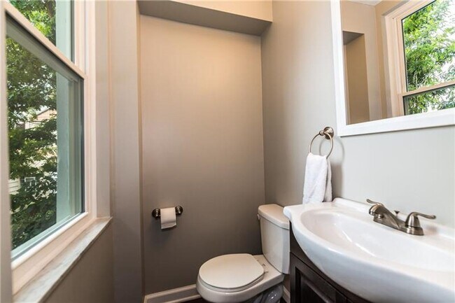 Building Photo - Beautiful 2 bed, 2.5 bath luxury home in S...