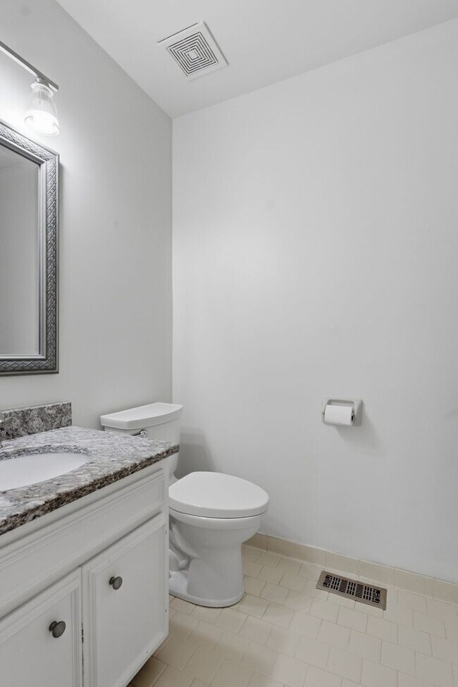Building Photo - Charming Townhouse in Green Hills