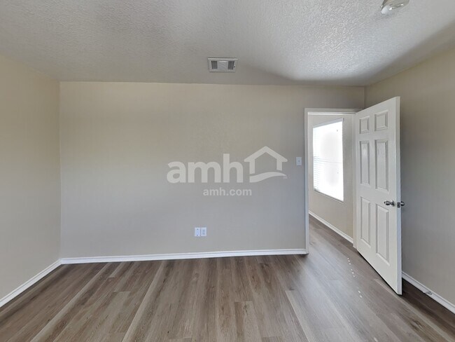 Building Photo - 3739 Hideaway Grn