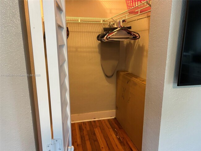 Building Photo - 1534 Monroe St