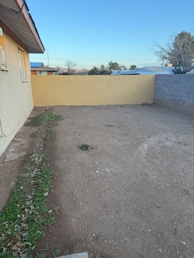 Building Photo - 3 Bedroom 2 Bath Home - Contact Property P...