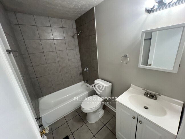 Building Photo - Renovated 2 Bed / 1 Bath !