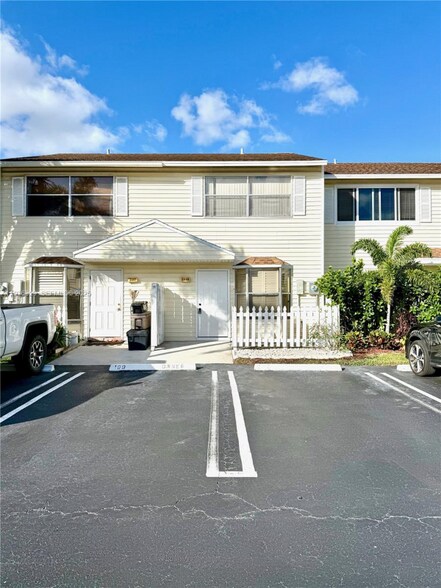 Building Photo - 2699 NE 15th St