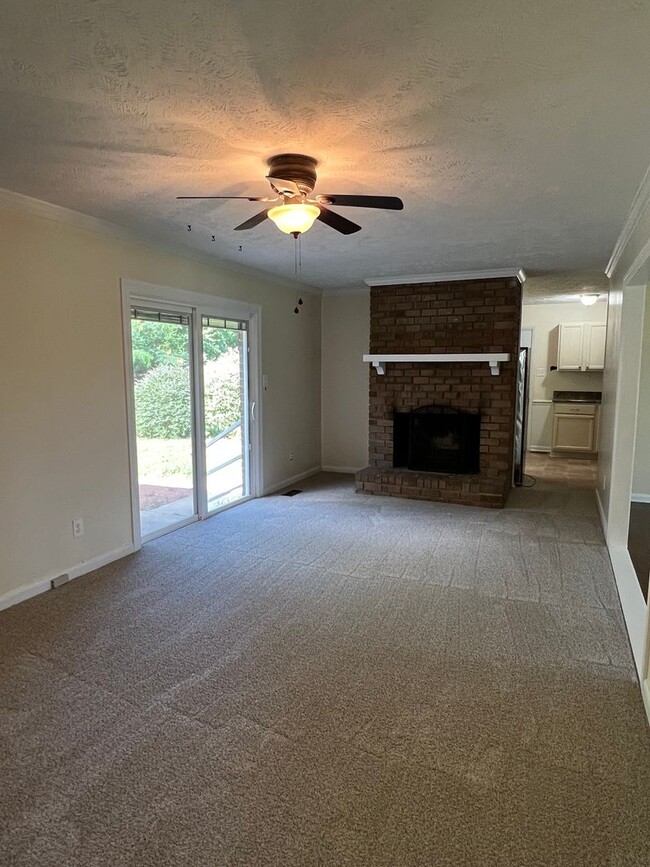 Building Photo - Conveniently Located Home with Fenced Back...