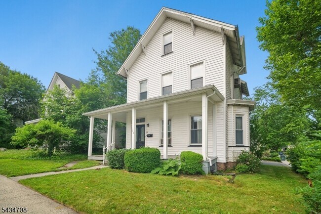 Building Photo - 102 2nd St