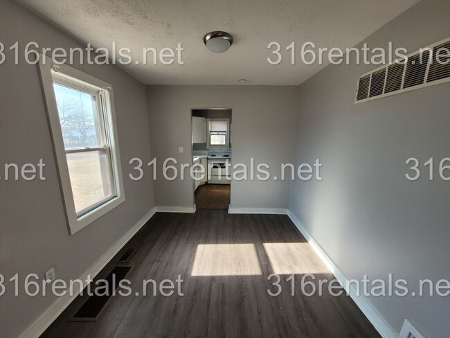 Building Photo - 1337 S Fern St