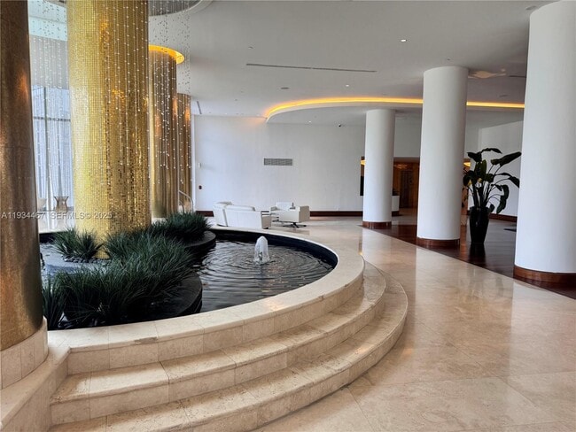 Building Photo - 5161 Collins Ave