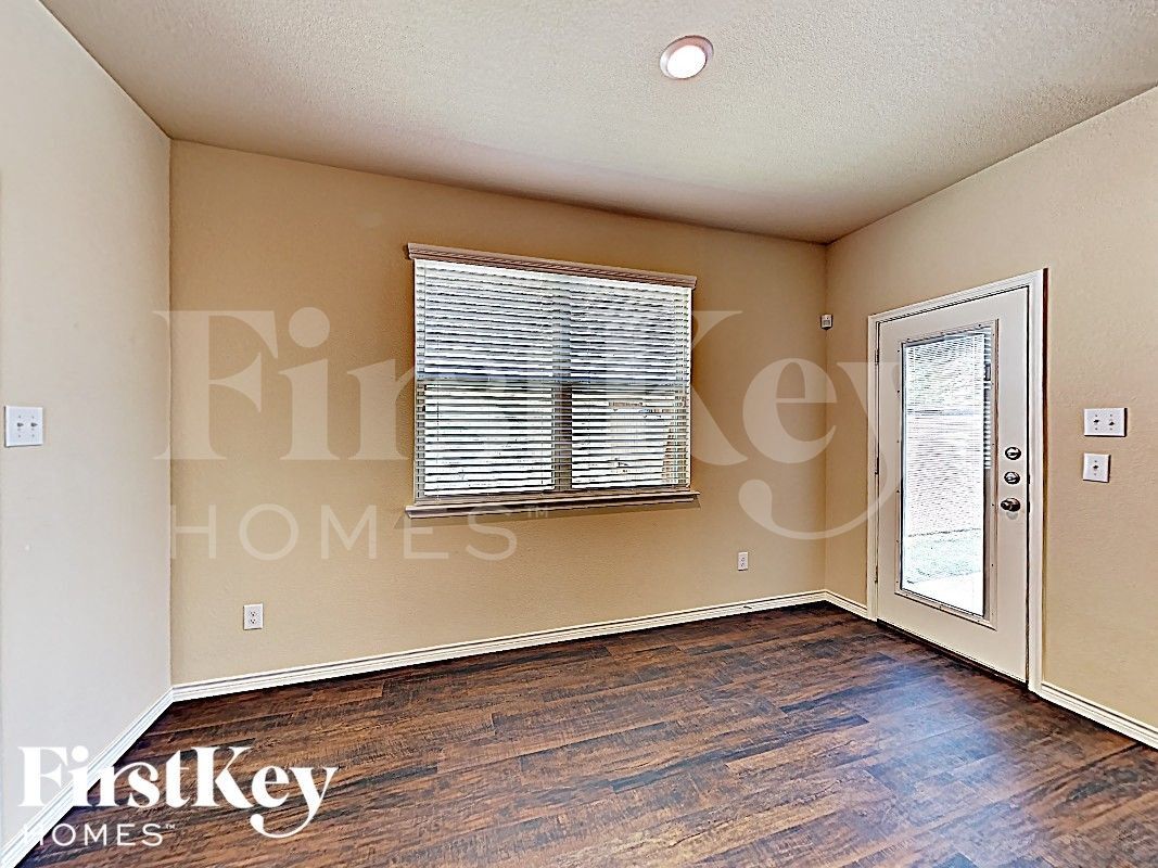 Building Photo - 561 Jamestown Ln